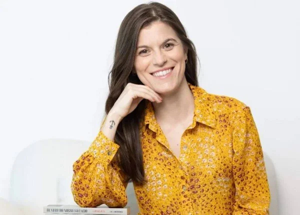 Escritora Karine Asth de camisa amarela - Metrópoles