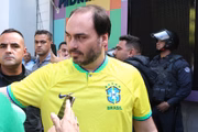Carlos Bolsonaro chega a ato na Avenida Paulista