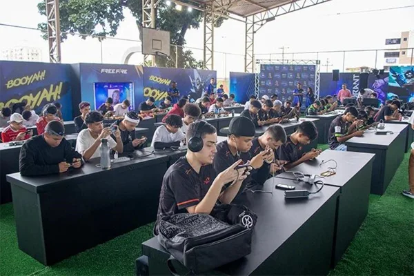 Foto colorida pessoas jogando esportes eletrônicos
