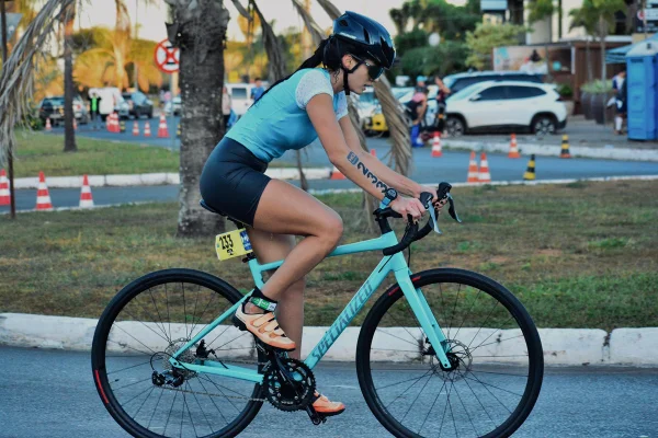 Foto de atletas praticando ciclismo - Metrópoles