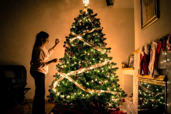 Foto colorida de uma árvore de Natal - Metrópoles