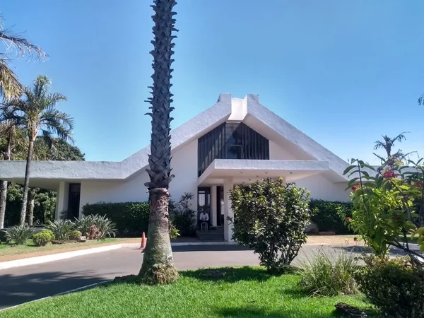 Bandidos arrombam carro e deixam fiéis de igreja do Lago Sul em pânico