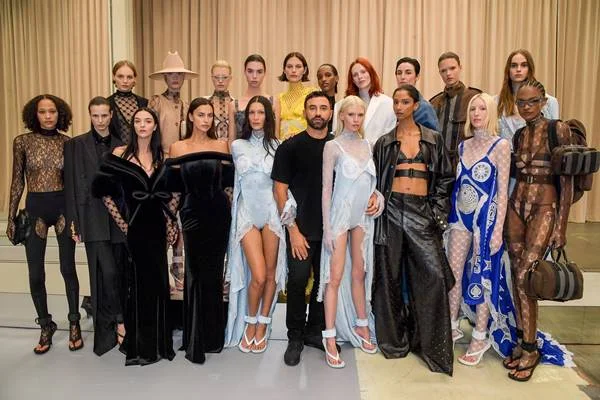 Riccardo Tisci deixa a direção criativa da Burberry Riccardo Tisci deixa a direção criativa da Burberry
