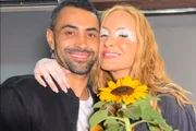 Claudia Leitte e Robson Mano posam juntos e sorridentes