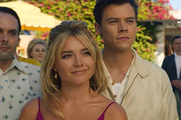 Frame do filme "Não se Preocupe, Querida", estrelando Florence Pugh e Harry Styles - Metrópoles