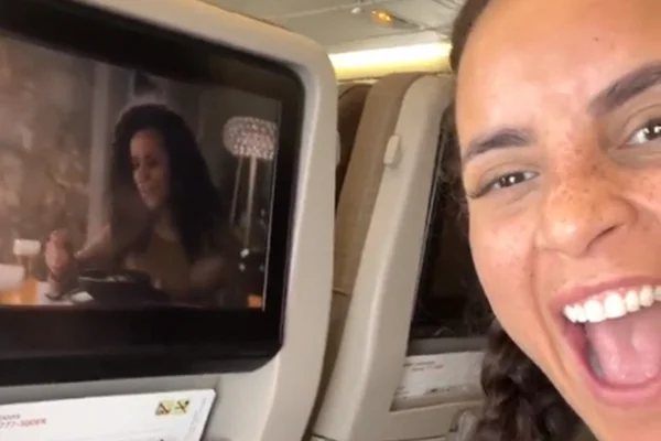 Imagem de Domitila Barros no voo do Brasil para a Suíça. Ela mostra o seu rosto na TV do avião - Metrópoles