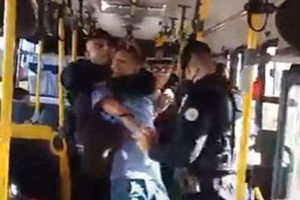 PM dá mata-leão em jovem - Metrópoles
