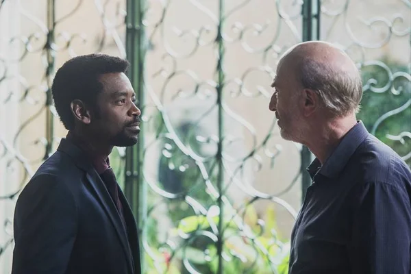 Segundo Sol: Roberval obriga o pai a morar em escombros