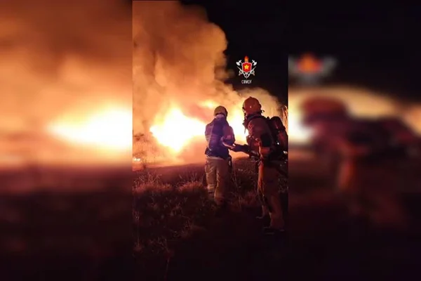 Bombeiros são chamados para apagar incêndio e encontram corpo dentro de veículo