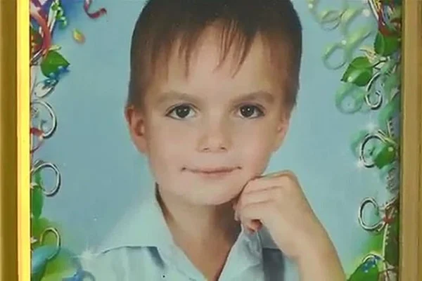 Garoto de 8 anos cai do 9º andar após levar surra dos pais