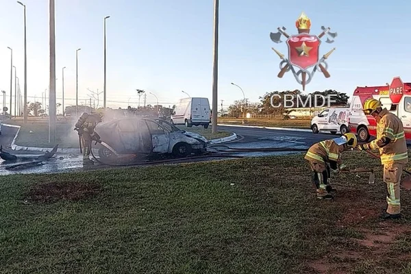 Vídeo: carro fica totalmente destruído após pegar fogo em via no DF