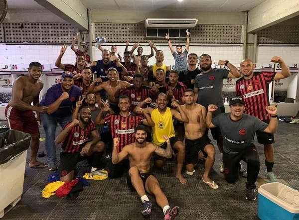 Íbis vence Santa Cruz após 58 anos e vitória rende memes