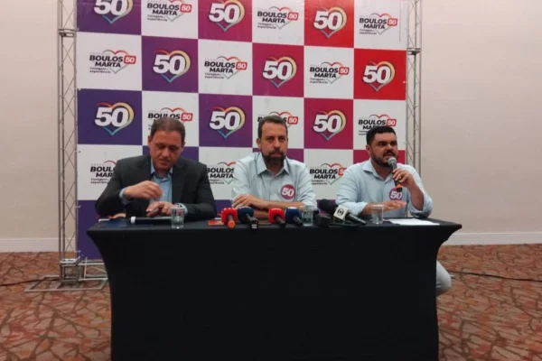Guilherme Boulos é um homem moreno de barba e cabelos escuros