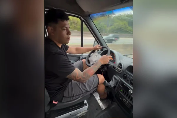 Imagem colorida mostra o influenciador Vinícius Carvalho cortando o trânsito com ambulância. Metrópoles