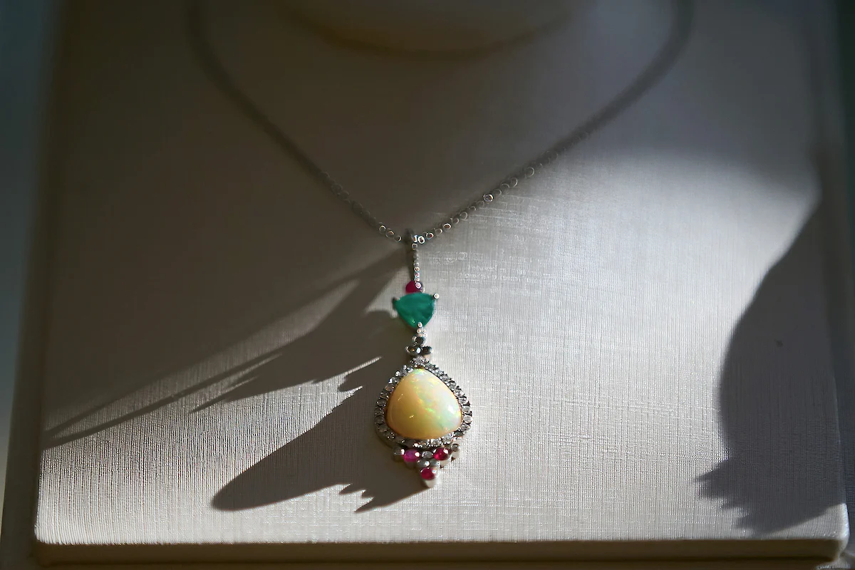 Pedras e gemas raras compõe o acervo do designer Pedras e gemas raras compõe o acervo do designer