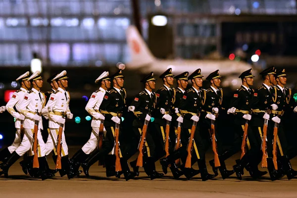 Imagem colorida de membros da guarda de honra da China