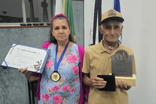 Imagem colorida do casal reconhecido com o prêmio de melhor café de SP - Metrópoles