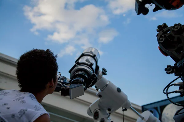 Espaço do Conhecimento UFMG mulher observando o céu telescópio