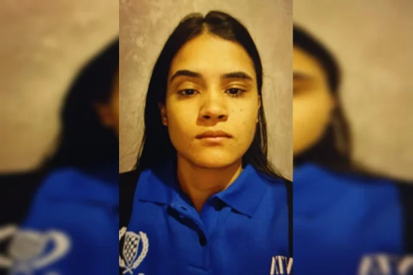 Imagem de mulher de cabelo grande e liso