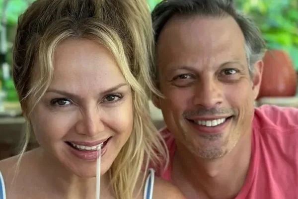 Eliana e o marido, Adriano Ricco posam em momento raro para as redes sociais - Metrópoles
