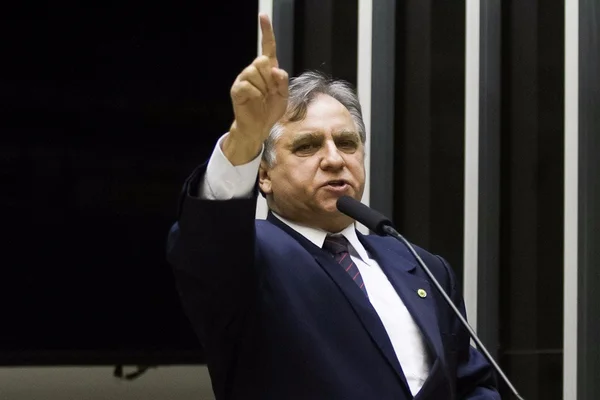Izalci Lucas emprega parentes e contrata empresas de familiares para servirem ao PSDB