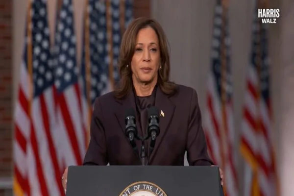 Imagem colorida de Kamala Harris discursando - Metrópoles