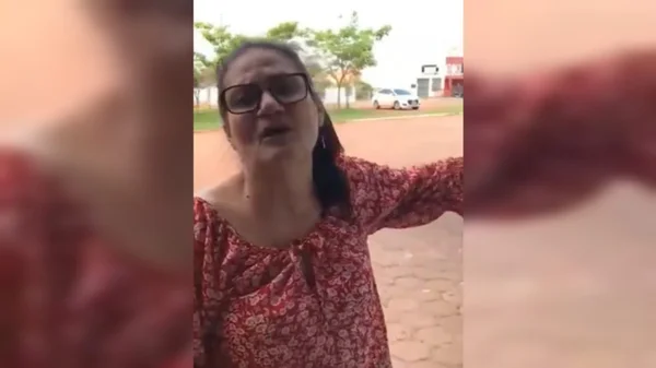 Mulher chora porque ficou presa em protesto e a mãe morreu - Metrópoles
