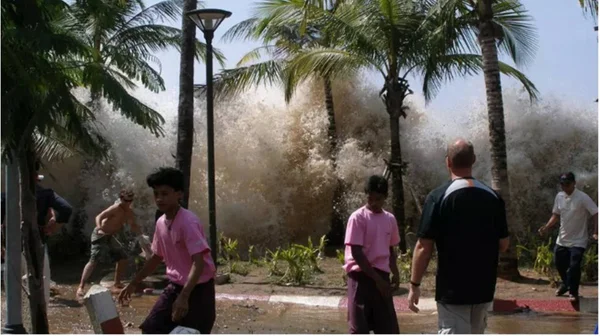 imagem colorida tsunami tailandia 2004