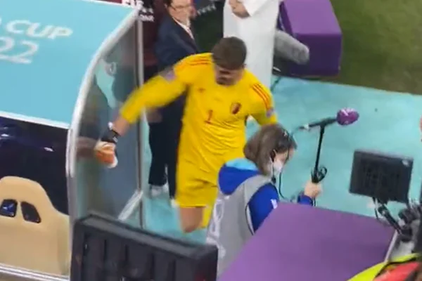 Courtois falhou em um dos gols do Marrocos contra a Bélgica e socou o banco de reservas ao deixar o gramado