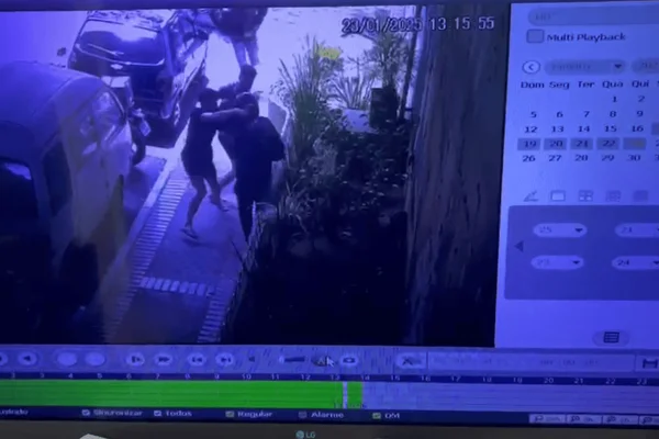Imagem colorida de uma câmera de rua, onde a vítima enfrenta o assaltante - Metrópoles