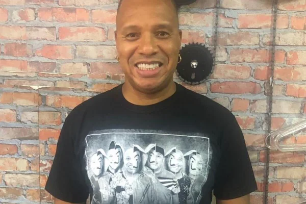 Anderson Leonardo posa de blusa preta - Metrópoles
