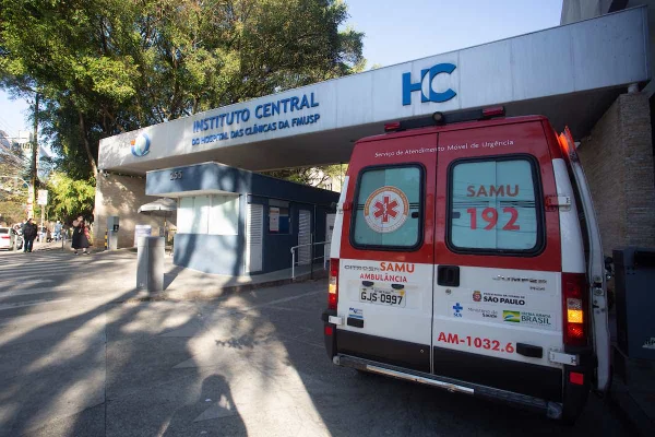 Lavínia Mendes Domingues tem mielite transversa aguda. Ela foi transferida para o Hospital das Clínicas de SP após a determinação da Justiça - Metrópoles