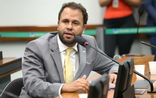 Imagem colorida do deputado federal pastor Henrique Vieira (PSOL-RJ ) - Metrópoles