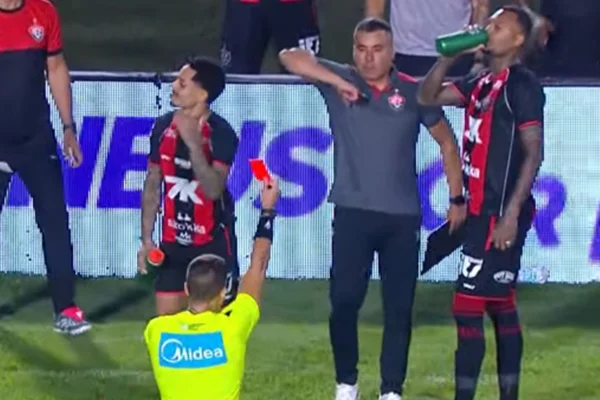 Vitória tem dois expulsos em menos de 2 minutos contra o Palmeiras