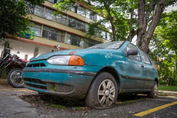 Imagem colorida mostra um dos carros abandonados nas ruas do DF - Metrópoles