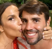Ivete Sangalo dá um beijo no marido, Daniel Cady