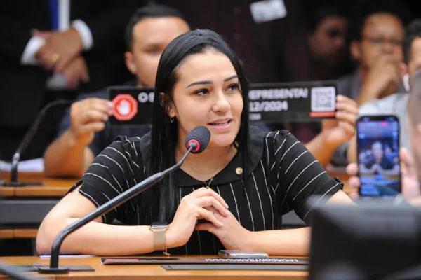 Foto colorida da deputada federal Dayany Bittencourt - Metrópoles