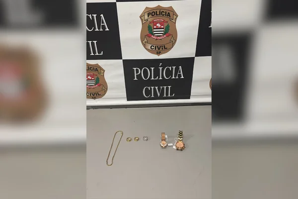 Imagem colorida de joias e relogios roubados por homem em assalto a loja da Vivara - Metrópoles