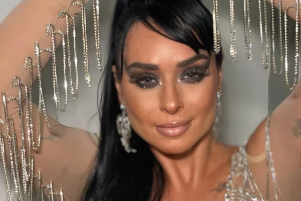 Sem fantasia ou coroa de rainha, Luciana Picorelli dá show na Sapucaí - Metrópoles