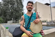 Igor Melo, artista independente, na Rua Pedro de Toledo, zona sul de SP, em meio ao calor na capital