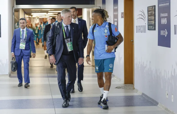 Danilo e Carlo Ancelotti na chegada ao Maracanã