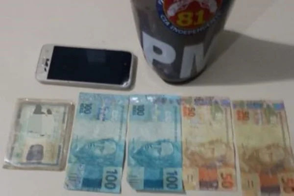 Mulher usa dinheiro falso para comprar cosméticos na Bahia