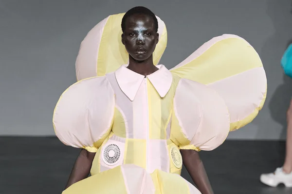 Foto com cor. Modelo desfilando no Paris Fashion Week - Metrópoles