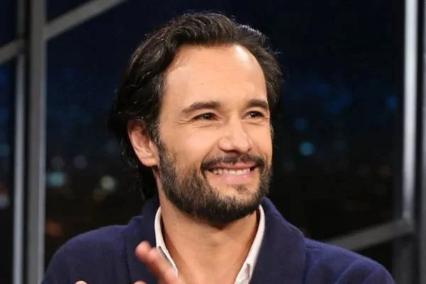 Rodrigo Santoro relembra visual com cabelos longos e desperta nostalgia