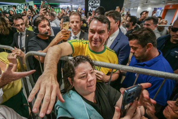 Após vídeo de Michelle, aliados de Flavio reforçam defesa por vice mulher