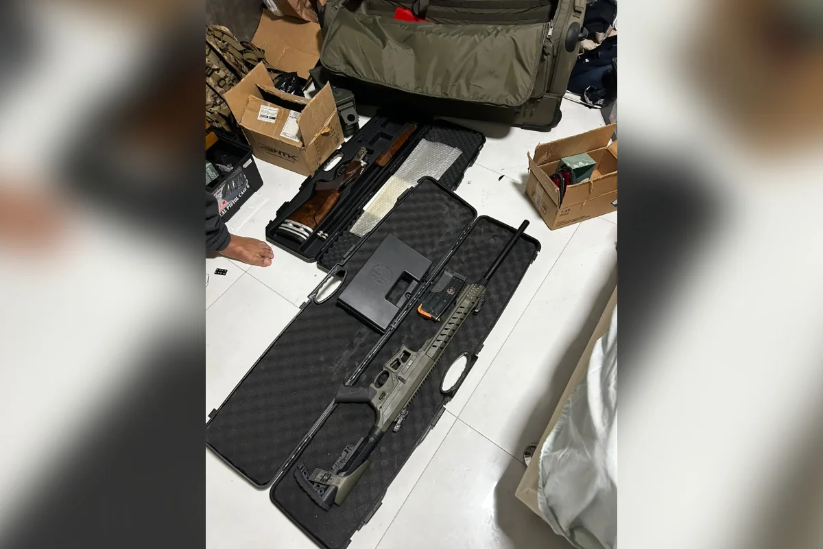 Entre as armas estão revólveres, pistolas, fuzis e espingardas Entre as armas estão revólveres, pistolas, fuzis e espingardas