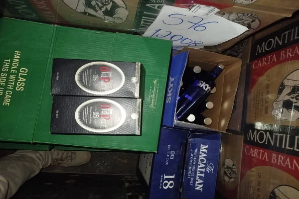 Uma equipe de auditores da Receita do Distrito Federal apreendeu, nas madrugadas dos dias 20 e 21 de agosto, um total de R$ 525 mil reais em mercadorias clandestinas na BR-060, rodovia que liga Brasília e Bela Vista (MS). Em duas ações distintas, os fiscais interceptaram caminhões carregados com bebidas alcoólicas e etanol, ambos em situação de irregularidade fiscal.