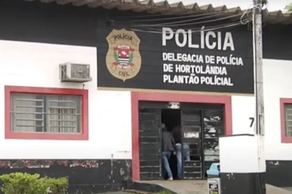 Imagem colorida de fachada de delegacia em que a palavra Polícia aparece pintada em destaque na fachada - Metrópoles