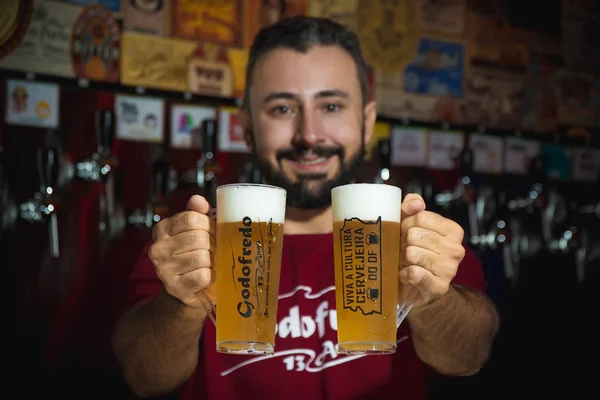 Godofredo comemora aniversário com guia digital para cervejeiros