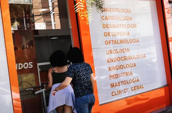 Plano de saúde popular e reajuste aos 60. Setor quer novas regras